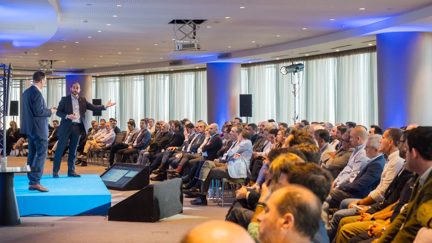 Ignacio Bravo como ponente en gran auditorio en evento Daikin — sala repleta de profesionales