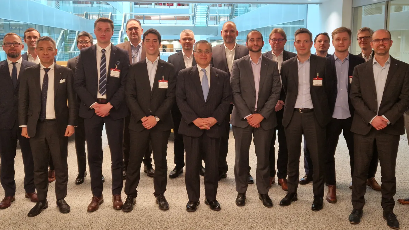 Foto grupal de ganadores del Daikin Green Building Contest EMEA 2023 con Ignacio Bravo González y Toshitaka Tsubouchi, CEO de Daikin EMEA